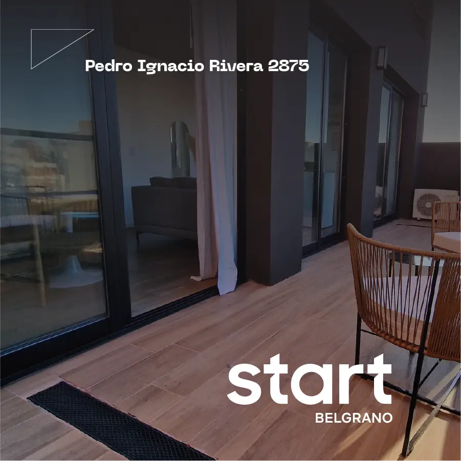 Fotografía de un área interior con ventanales y decoración moderna.